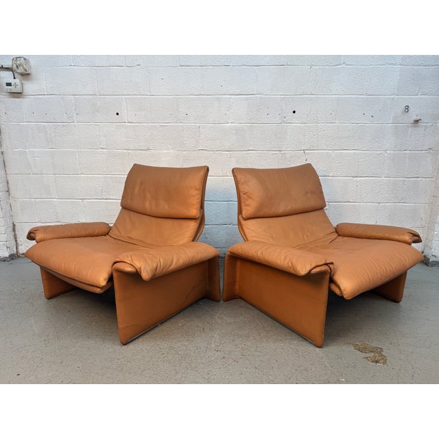 A striking pair of vintage 1970s leather lounge chairs designed by renowned Italian designer Giovanni Offredi for Saporiti...