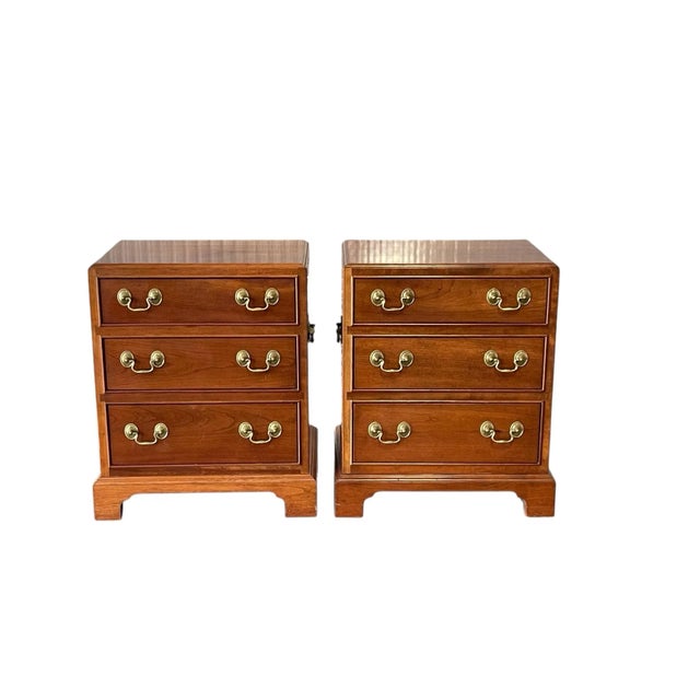 Traditional Stickley Mahogany Georgian Chippendale 3-Drawer Chests, a Pair, Vintage 1990s, Nightstands For Sale - Image 3 of 12