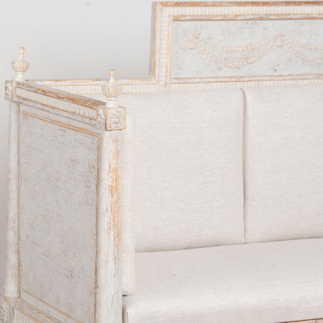 Gustavian (Swedish) Early 19th Century White Swedish Gustavian Bench Settee With Egg and Dart Carving For Sale - Image 3 of 13