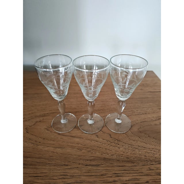 1940s Vintage Weston 1930's Liquor Cordial Optic Floral Cut Glasses After Dinner Drinks- Set of 3 Coctail Glasses For Sale - Image 5 of 6