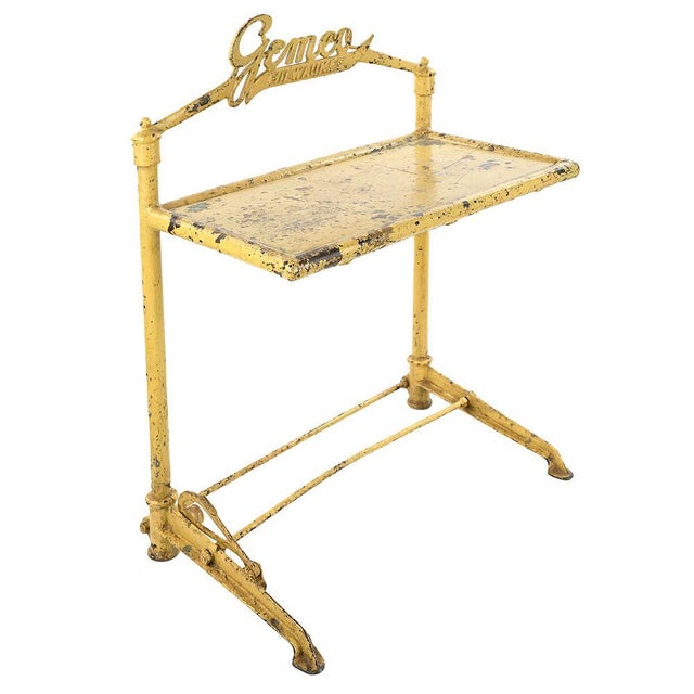 This Gemeo Milwaukee display unit, with its vintage design and weathered yellow finish, is a decorative object that can...