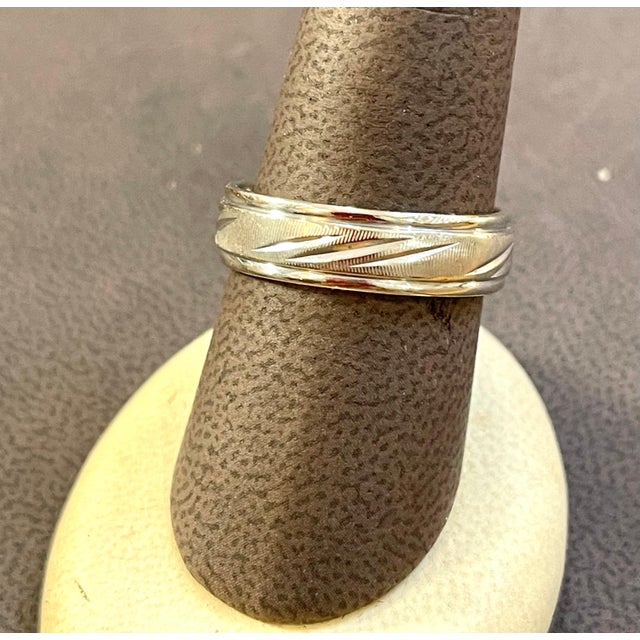 14 Karat White Gold Classic Wide Wedding Band With Design Ring, Unisex Size 10 For Sale - Image 12 of 18