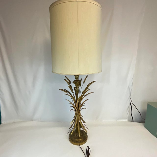 1940s French Regency Trompe L’Oeil Wheat Sheaf Gilt Tole Table Lamp For Sale - Image 10 of 12
