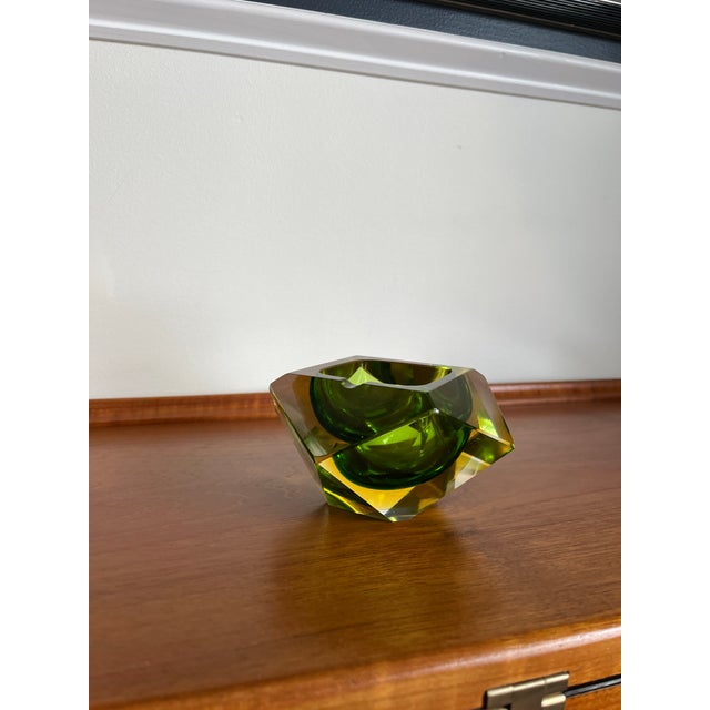 1960s Vintage Mandruzzato Murano Green & Amber Sommerso Faceted Glass Ashtray For Sale - Image 5 of 10