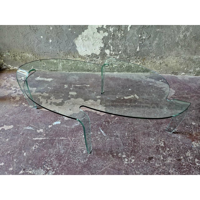 Coffee table made of sturdy tempered glass by Fiam in the mid-1980s. Elegant with a futuristic design, the table is in...