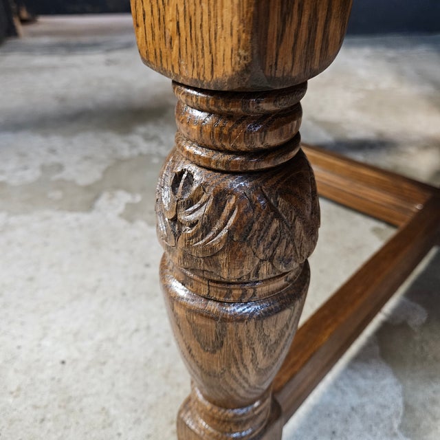 Early 20th Century English Round Oak Carved Edge Turned Leg Stretcher Base Coffee Table For Sale - Image 13 of 16