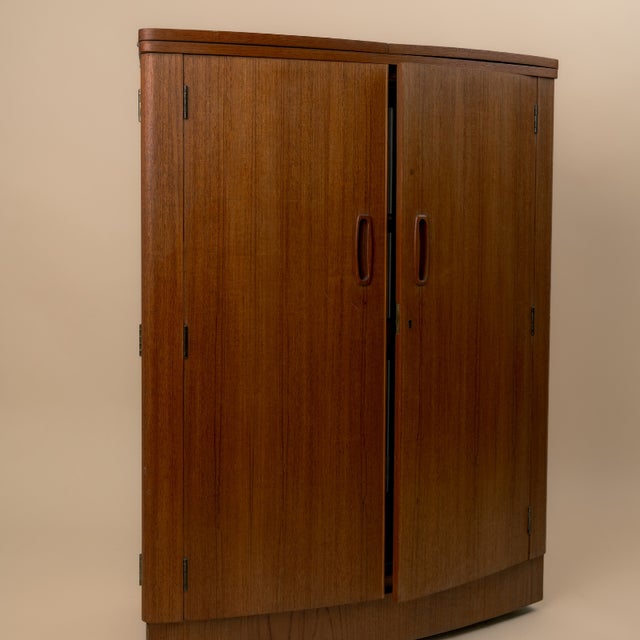 Metal Mid-Century English Teak Bar Cabinet with Interior Lighting, Mirrored Back and Accessories, 1960s For Sale - Image 7 of 9