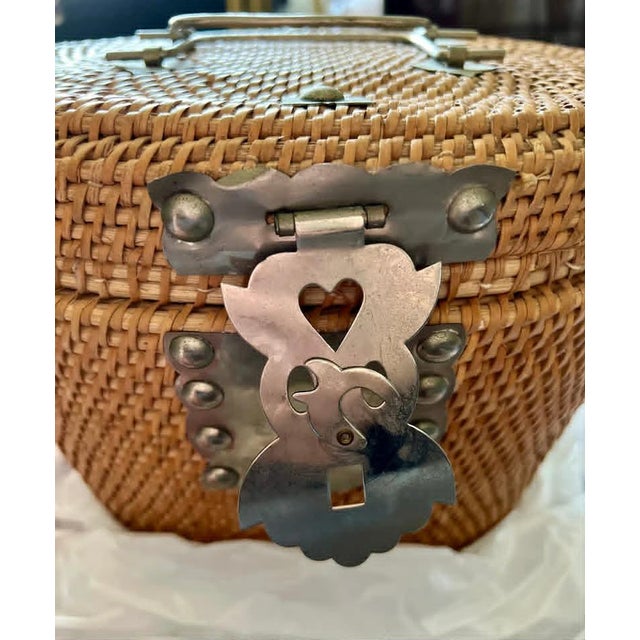 Rose Medallion Chinese Woven Tea Basket With 2 Cups & a Teapot, Antique For Sale In Los Angeles - Image 6 of 10
