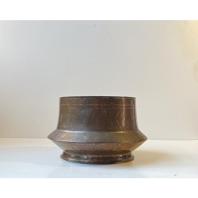 Wellkept vintage condition with superficial ware and patina consistent with age.