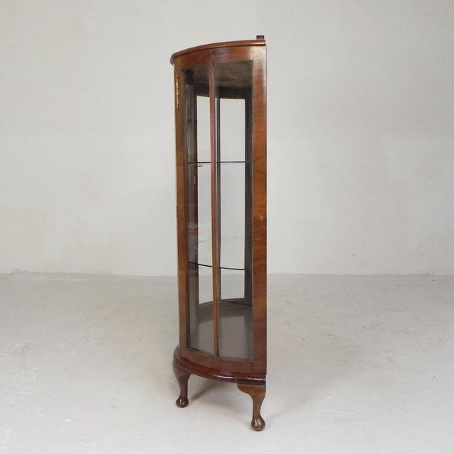 1930s English Art Deco Display Cabinet on Ornate Legs, 1930s For Sale - Image 5 of 18