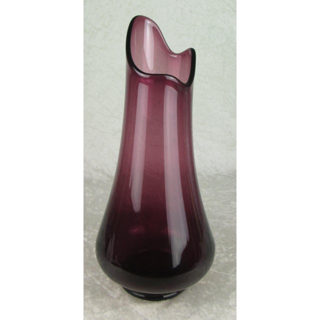 Mid-Century Modern l.e. Smith Purple Amethyst Smoothie Swung Glass Vase 14-3/4 Inch For Sale - Image 3 of 15
