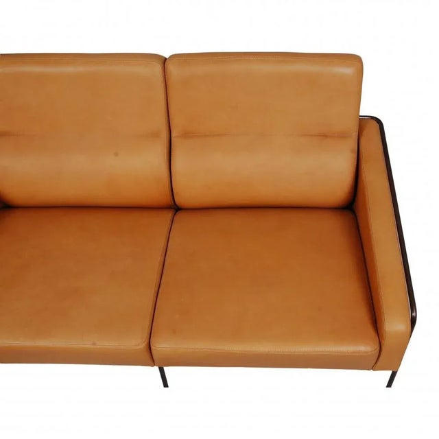 1960s 2-Seater Airport Sofa with Cognac Aniline Leather and Brass Frame by Arne Jacobsen for Fritz Hansen, 1960s For Sale - Image 5 of 9