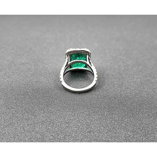 Metal 8.20 Ct Gia Certified Natural Zambian Emerald & Diamond Ring Size 6.5 For Sale - Image 7 of 9