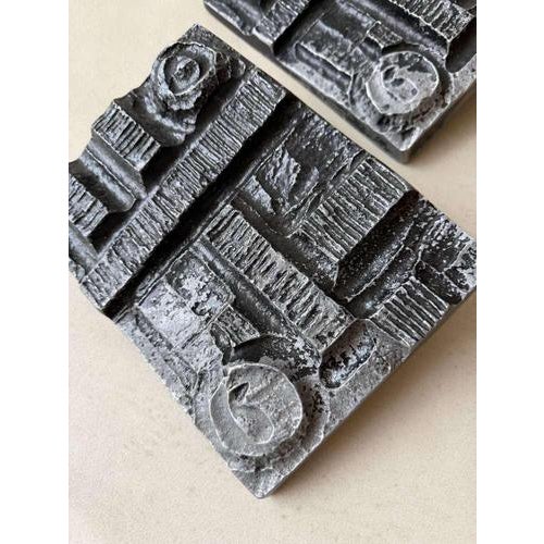 Some objects are no longer truly hardware, but small sculptures. This set of Brutalist doorknobs has precisely that...