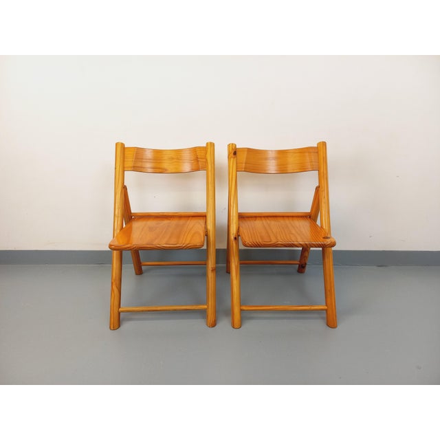 Set of two vintage folding chairs from the 1970s/80s, beautifully designed in pine, reminiscent of Aldo Jacober's folding...