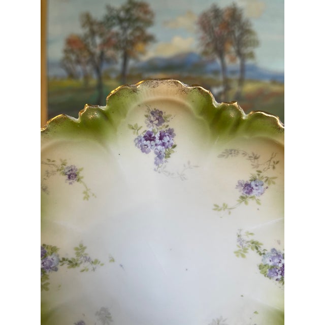 1970s Hand-Painted Cabinet Plate With Green and Gold Toned Ombre Border and Purple Floral Sprays For Sale - Image 9 of 9