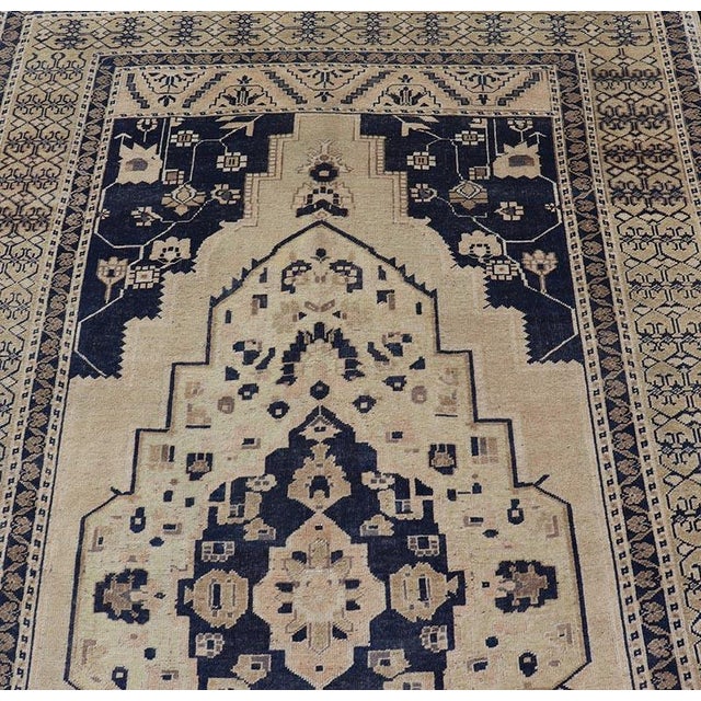 Vintage Hand-Knotted Turkish Oushak in Wool With Sub-Geometric Medallion Design For Sale In Atlanta - Image 6 of 14