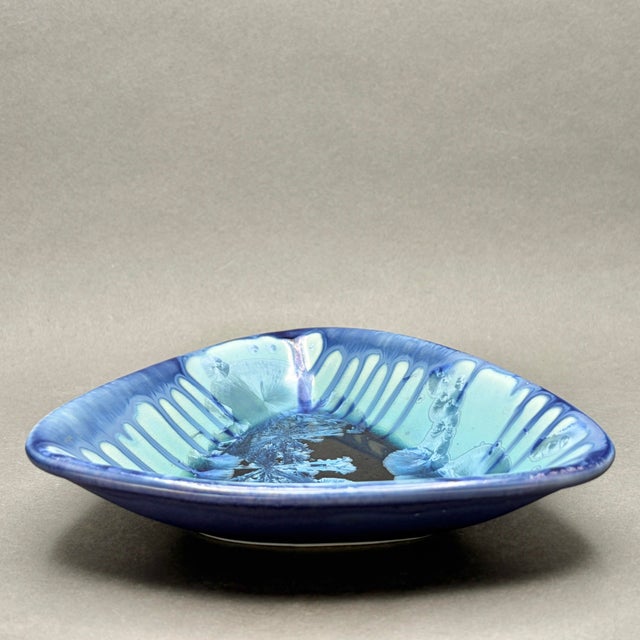 Late 20th Century Vintage Edgecomb Potters Maine Blue Crystalline Glaze Triangular Art Pottery Bowl Catchall For Sale - Image 5 of 10