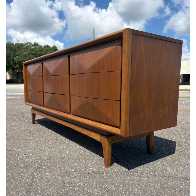 Mid-Century Modern Fully-Refinished Mid Century United Diamond Front Dresser Set For Sale - Image 3 of 16