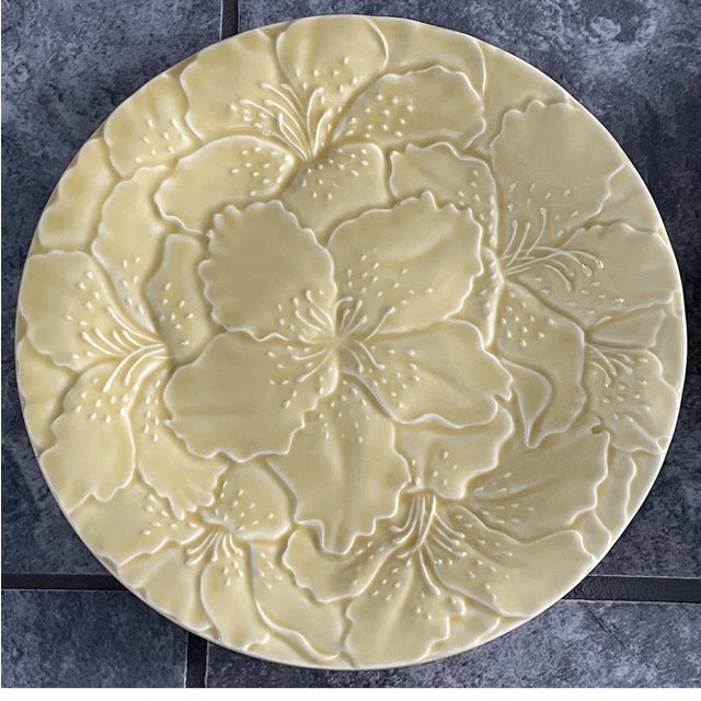 Mid-Century Modern Vintage Bordallo Pinheiro Yellow Majolica Hibiscus Floral 9 1/4” Plate - Set of 4 For Sale - Image 3 of 4