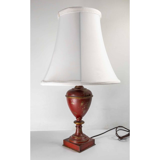 French Mid-Century Decorative Toleware Tole Style Painted Red and Gold Table Lamp For Sale - Image 3 of 13