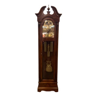 Vintage Howard Miller Traditional American Style Mahogany & Burl Wood Grandfather Clock For Sale