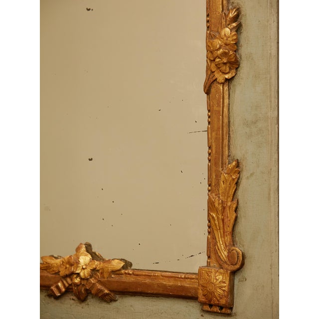 French French 1800s Painted and Carved Giltwood Mirror with Cartouche and Floral Motifs For Sale - Image 3 of 9