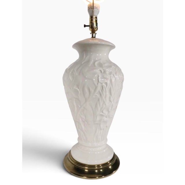 Late 20th Century Decorative White Ceramic Raised Foliate Design Table Lamp For Sale In New York - Image 6 of 18