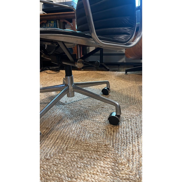 Mid-Century Modern Mid-Century Modern Eames Aluminum Group Management Chair by Herman Miller For Sale - Image 3 of 5