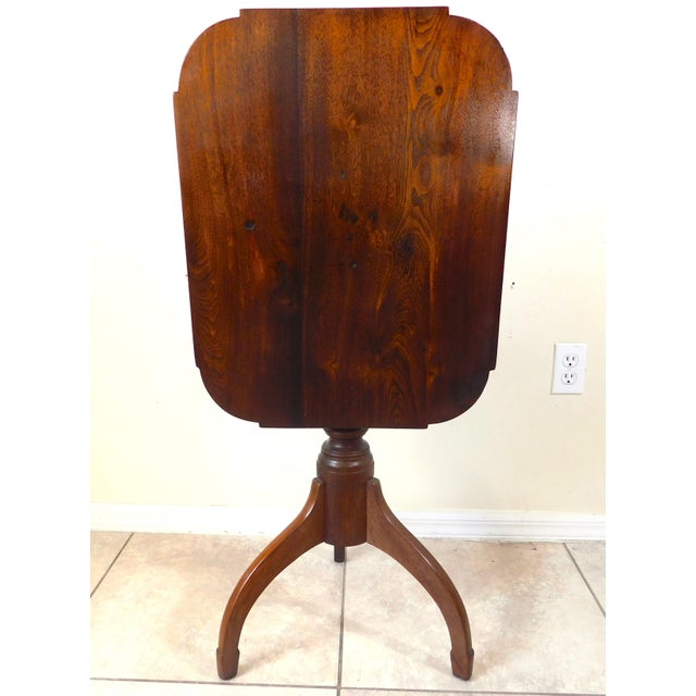Wonderful vintage solid mahogany wood tilt top accent table. Circa 1940s. Nice shape and design. Works perfectly....