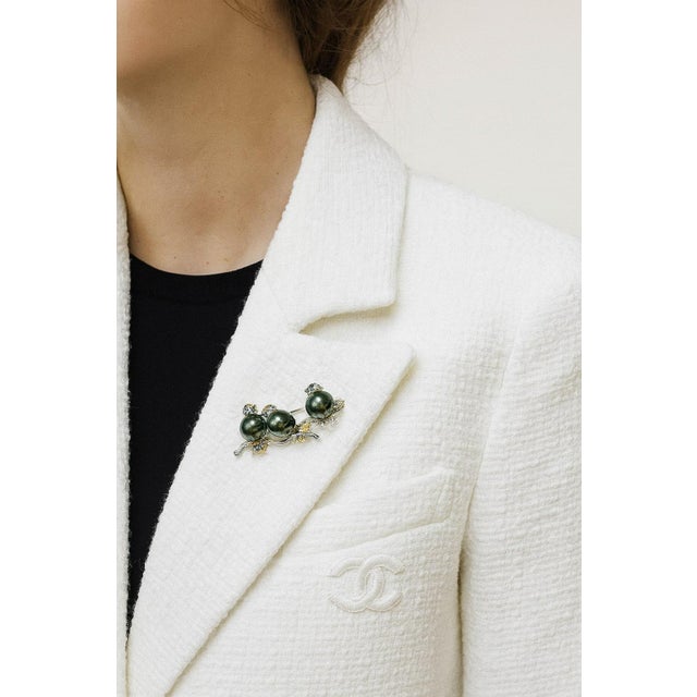 Bochic “Orient” Vintage Sapphire & Black South Sea Pearl Brooch Set In 18K & Sil For Sale In New York - Image 6 of 9