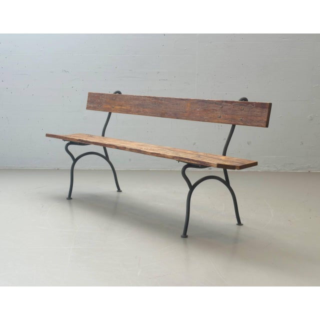 This classic garden bench impresses with its timeless design and robust materials. The wooden slats with their natural...