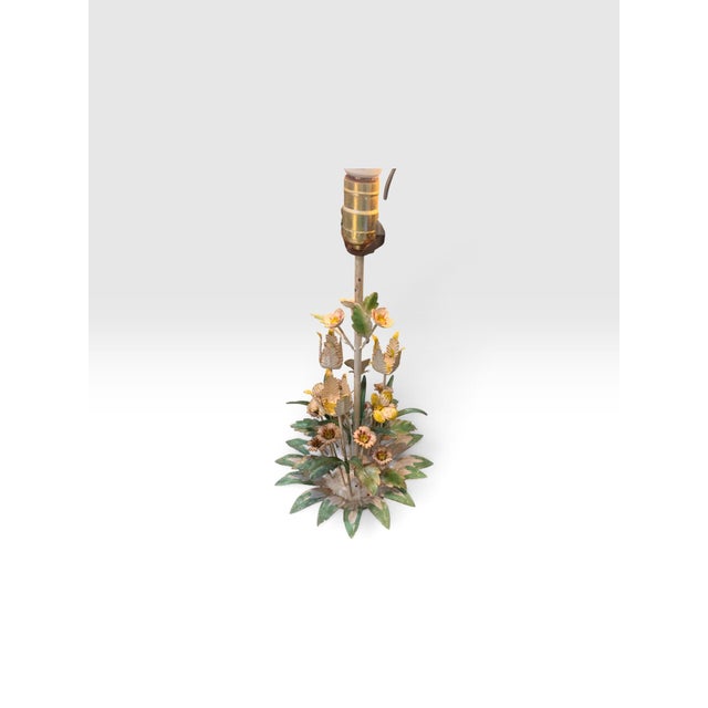 1960s Vintage Italian Tole Floral Table Lamp – Hand-Painted Metal Flowers & Foliage For Sale - Image 5 of 10