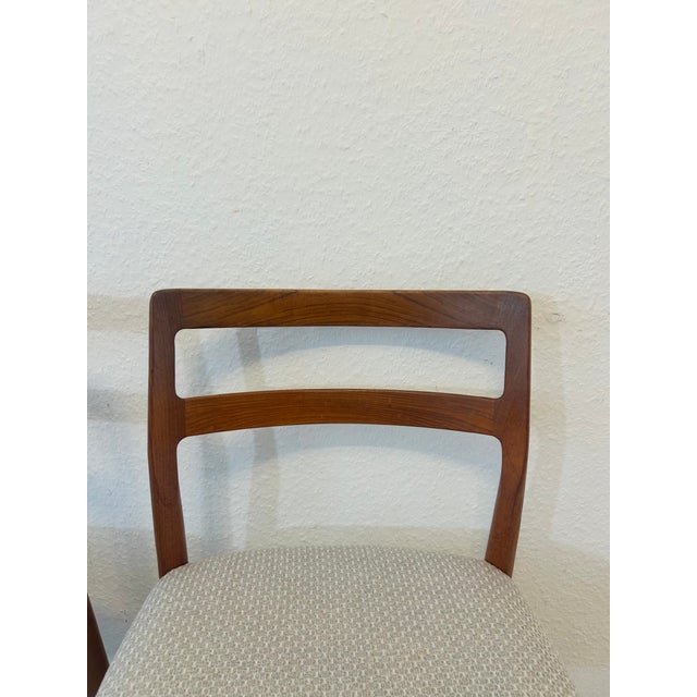 White Anne Chairs with Teak Frames by Johannes Andersen for Uldum Møbelfabrik, 1960s, Set of 2 For Sale - Image 8 of 14