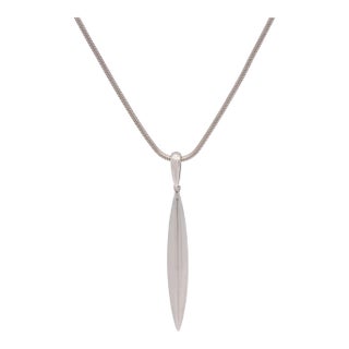 1990s Tiffany & Co Vintage 18k White Gold Feather Pendant 20" Snake Chain Necklace For Sale