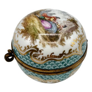 Antique French Hand-Painted Porcelain Hinged Box from Samson, Paris, 1900s For Sale