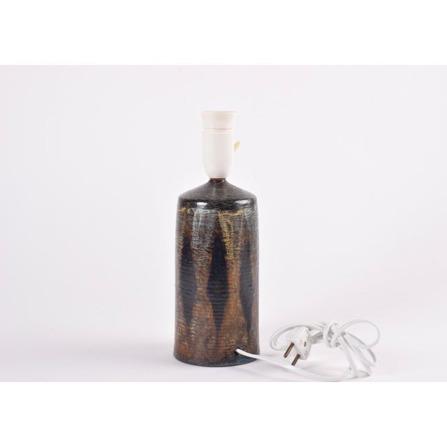 Mid-Century Modern Danish Studio Pottery Table Lamp with Graphic Hand-Painted Decor by Kai Klinge, 1960 For Sale - Image 4 of 12