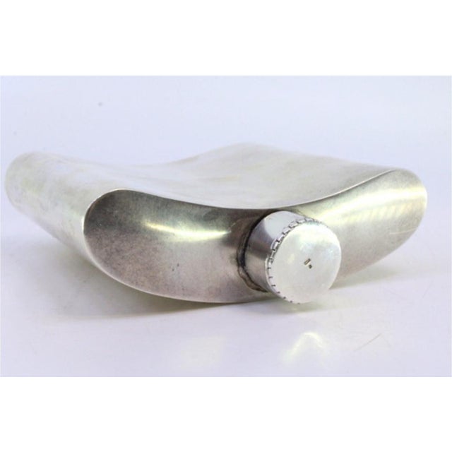 Smooth Silver Whiskey Flask, in Good conditions. Designed 1920 to 1949