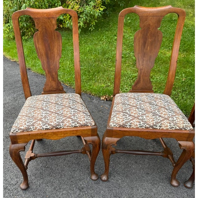 Nice set of 6 solid mahogany Queen Anne style dining chairs with vasiform splat and a curved back and an H stretcher base....