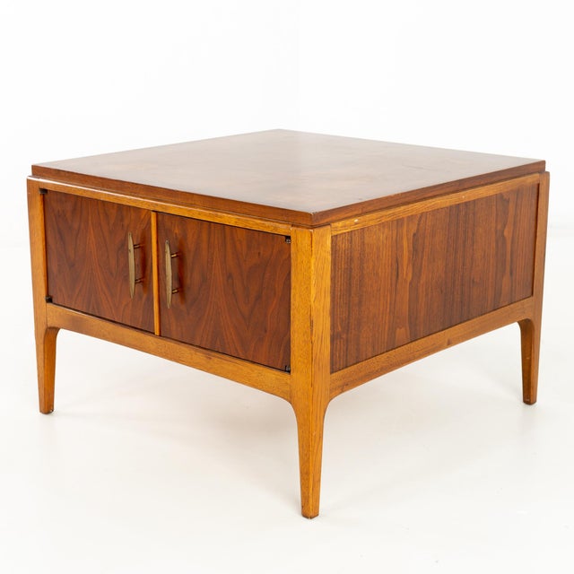 Mid-Century Modern Paul McCobb Style Lane Rhythm Mid Century Walnut Nightstand Side End Table For Sale - Image 3 of 7