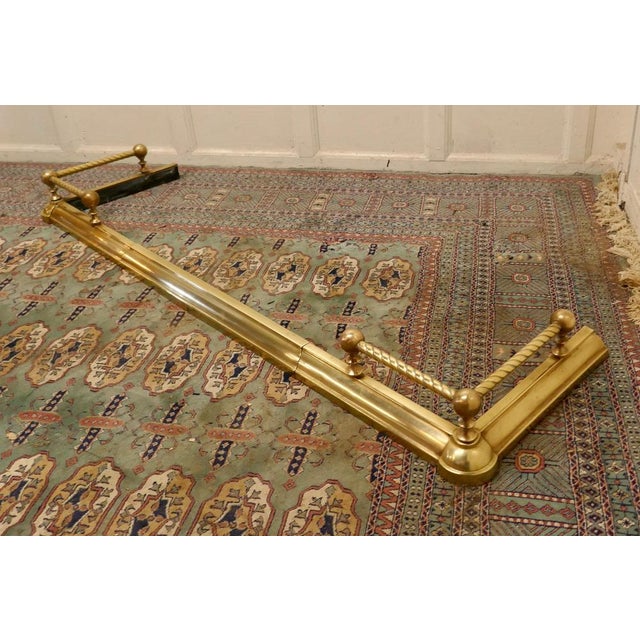 Gold Victorian Extending Barley Twist Brass Fender, 1880s For Sale - Image 8 of 10