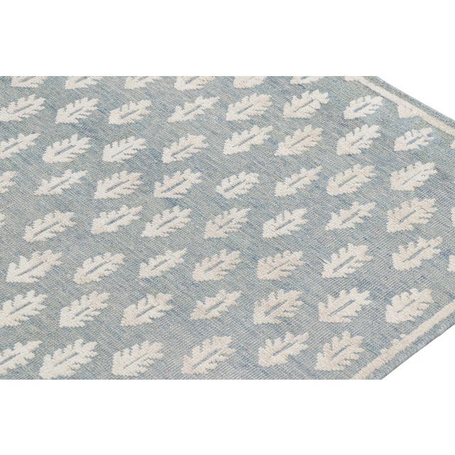 Rug & Kilim’s Oversized Block Print Rug in Blue with White Floral Pattern - 13x19 For Sale In New York - Image 6 of 8