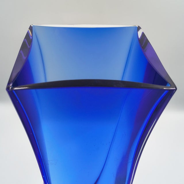 1970s Mid-Century Murano Cobalt Blue Sommerso Helix Twist Glass Vase, 1970s For Sale - Image 5 of 9
