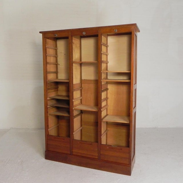 The trays and shelves can be inserted at different heights. There is still room for more shelves. Height: 180 cm. Width:...