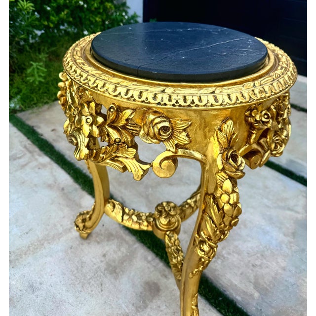 Black Set of 2 French-Style Gilded Side Tables – Black Marble Tops With Gold Leaf Details For Sale - Image 8 of 11