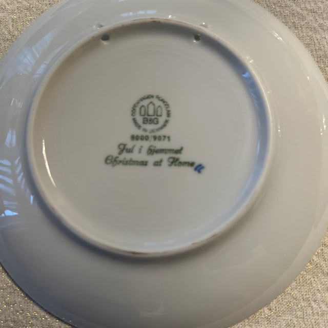 1970s Collectible Plates Going Home for Christmas For Sale - Image 9 of 12
