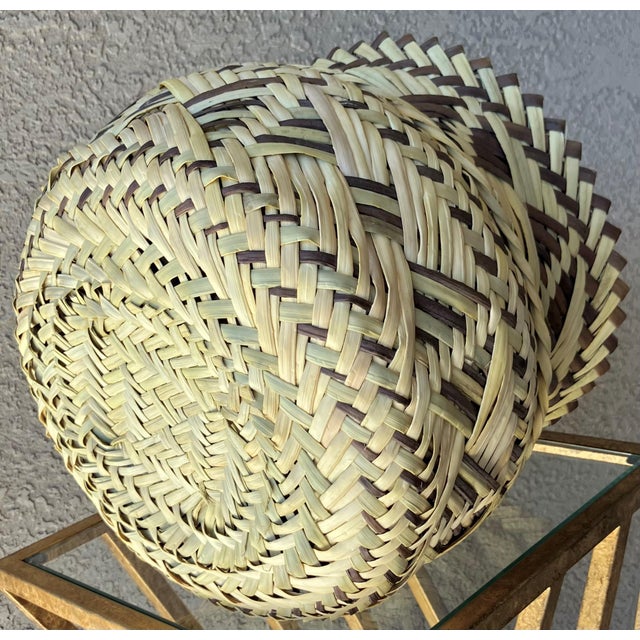 Late 20th-Century Perfectly-Sized Tarahumara Handwoven Sotol Leaf Basket Cachepot, Mexico For Sale In Austin - Image 6 of 17