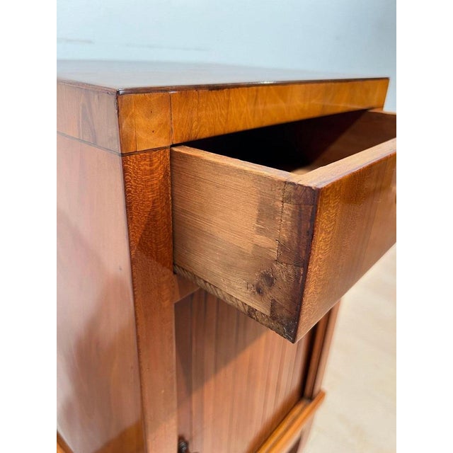 Biedermeier Pillar Cabinet in Cherry Veneer, 1820 For Sale - Image 12 of 18