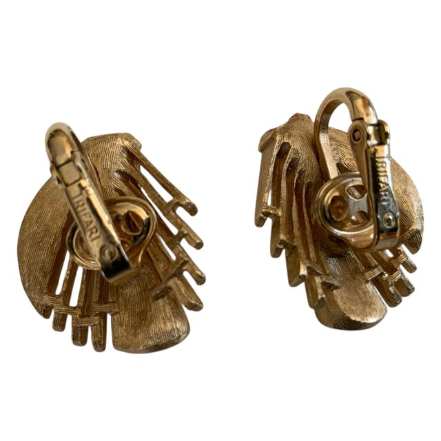 Trifari Pair of Vintage Crown Trafari Gold Tone Ruby Crystal Starburst Clip on Earrings For Sale - Image 4 of 4