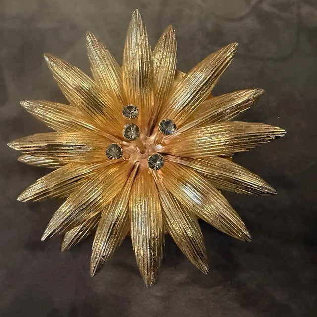 2000 - 2009 2000s High Quality Costume Jewelry Gilt Metal Italian Flower Brooch For Sale - Image 5 of 14